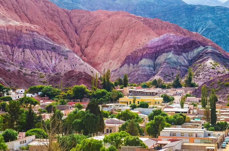 Le village de Purmamarca en bas de la montagne Le Cerro de los Siete Colores, Argentine
