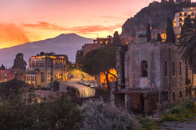 Le volcan Etna au coucher du soleil, Sicile, Italie
