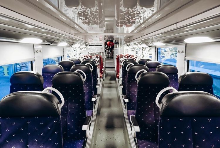 Les allées désertes d'un train de la SNCF