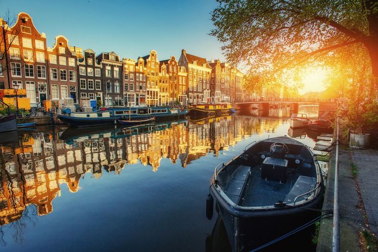 Les canaux d'Amsterdam aux coucher du soleil.