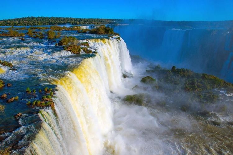 Les très célèbres chutes d'Iguaçu sont à cheval la frontière de 3 pays © Guenter Purin / 123RF