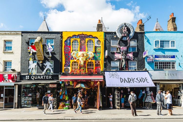 Les devantures de magasins du quartier londonien de Camden.