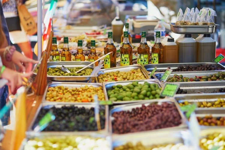 Les étales du marché de la ville de Cucuron, Provence, France