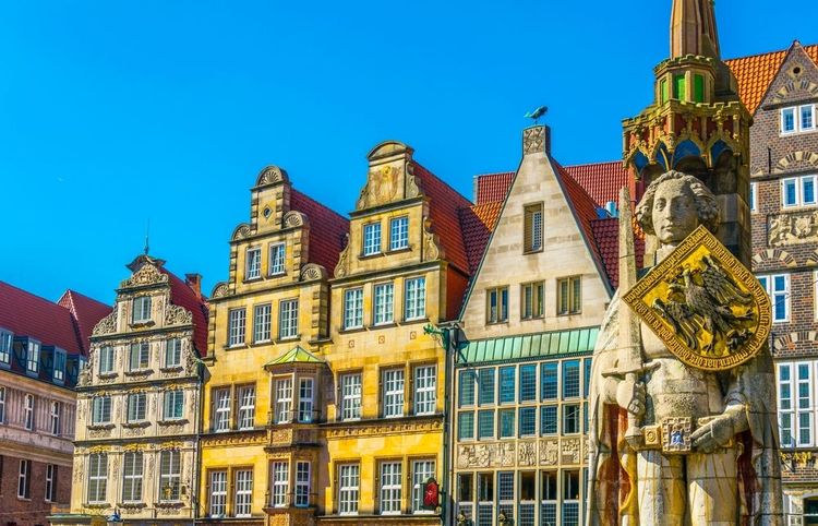 Les façades colorées et la statue de Roland à Brême, Allemagne