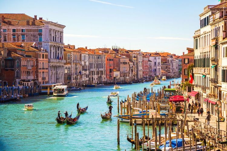 Les gondoles sur l'un des canaux de Venise
