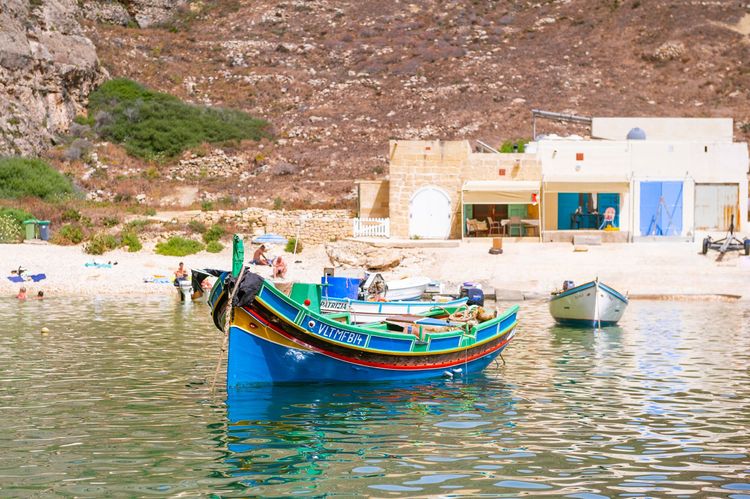 Un luzzu, bateau traditionnel maltais, sur l'île de Gozo © Malta Tourism Authority