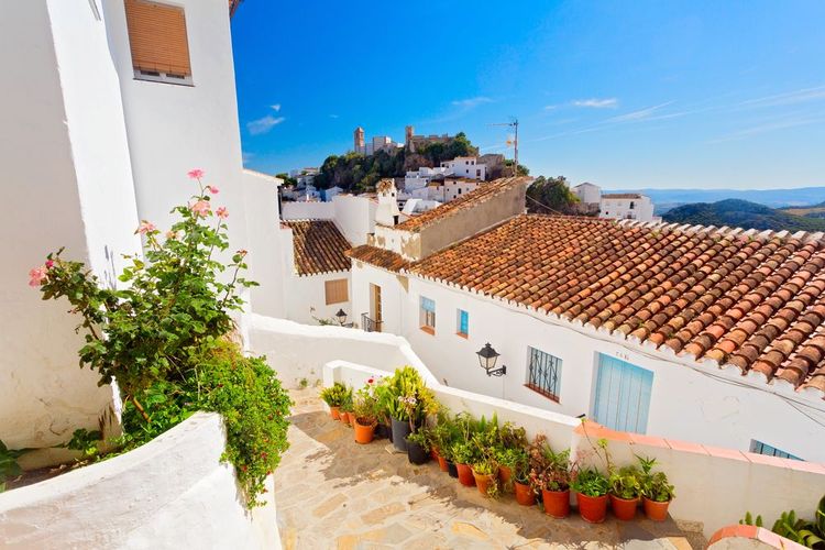 Les ruelles blanches de Casares en Andalousie, Espagne