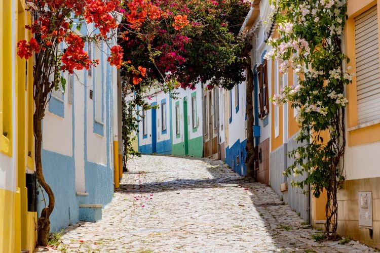 Les ruelles fleuries de Farragudo en Algarve