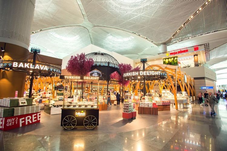 Les stands de pâtisseries turques de l'aéroport d'Istanbul, Turquie
