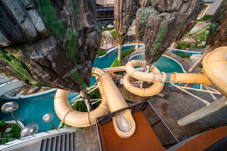 Les toboggans vertigineux de l'hôtel