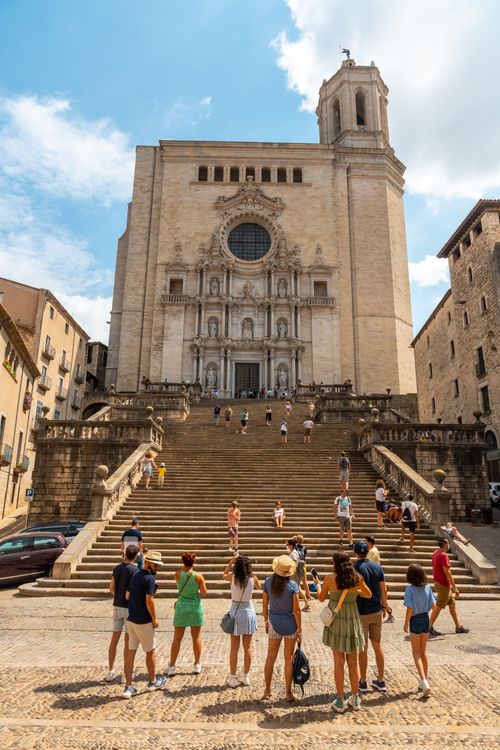 Les touristes au pied de l'église de Gérone.