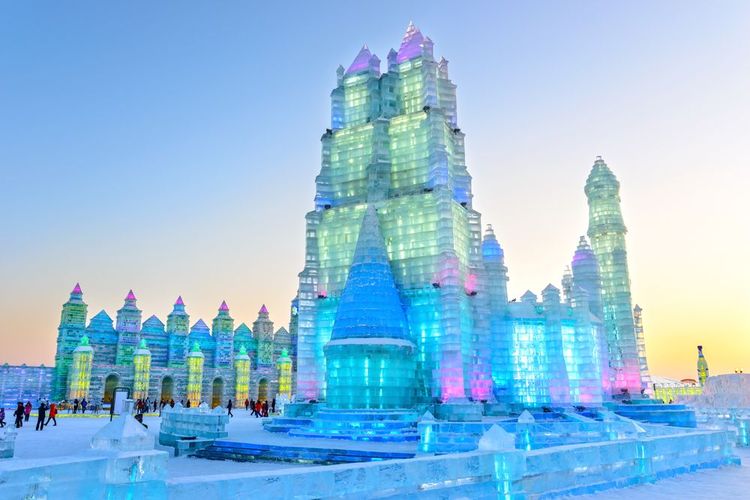 Les touristes visite un building de glace à Harbin, en Chine.jpg