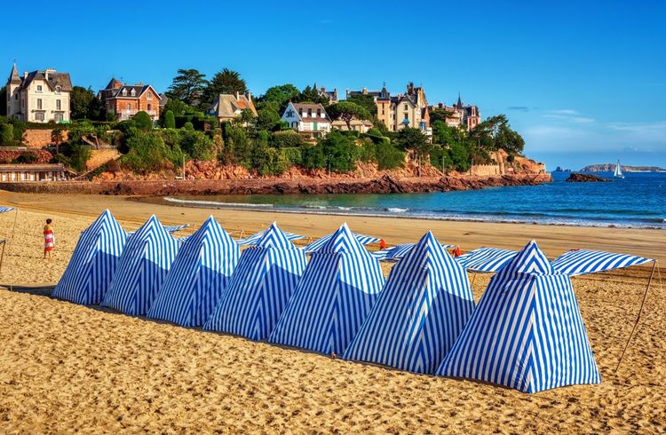 Les traditionnelles tentes bleues et blanches sur la plage de Dinard