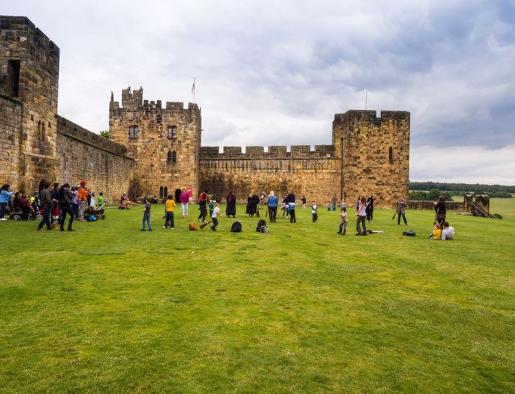 Les visiteurs dans les jardins du château d'Alnwick.