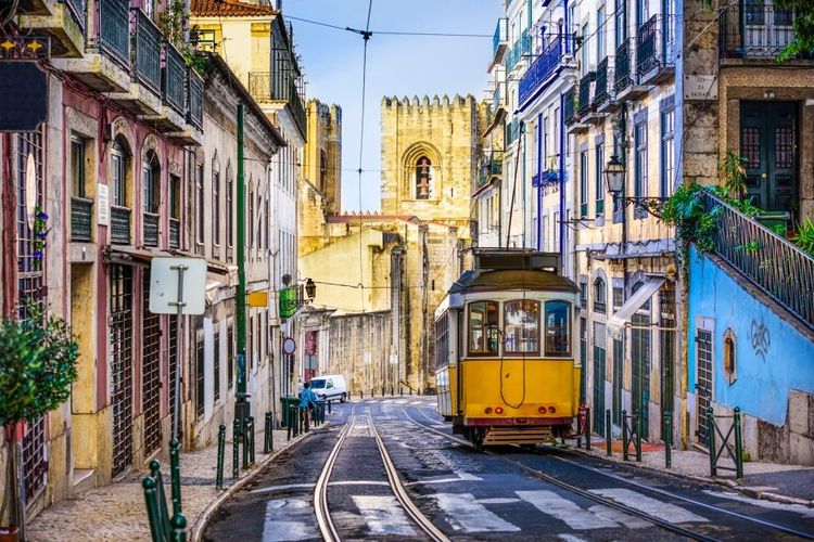 Les rues mythiques du vieux Lisbonne et ses célèbres trams © Sean Pavone 2014
