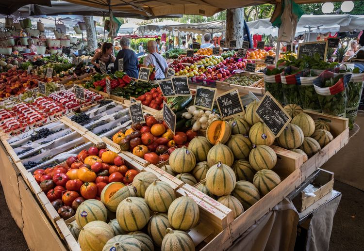 Les stands fruits et légumes au marché de Sanary-sur-Mer