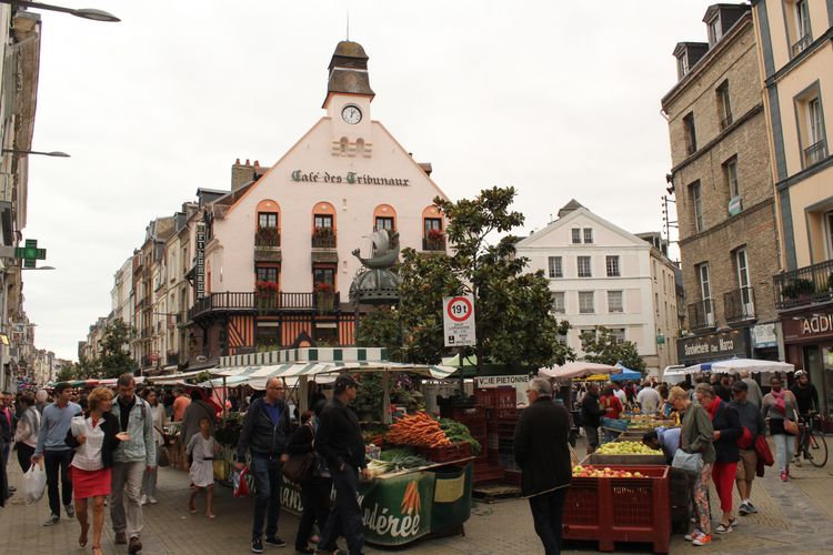 Sous le café des tribunaux, l'étalage alimentaire du marché de Dieppe