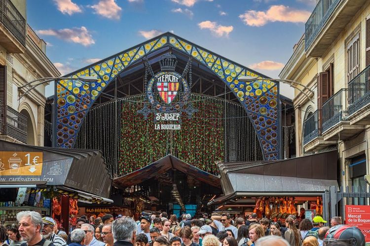 Le quartier de la Ciutat Vella est très riche en architecture et en histoire, comme ici un des plus vieux marchés publics de la ville