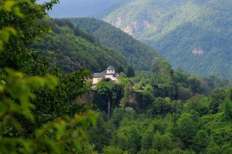 Au creux des montagnes, une cascade s'écoule sous le monastère de Moraca © Carlos Rodrigues / EASYVOYAGE