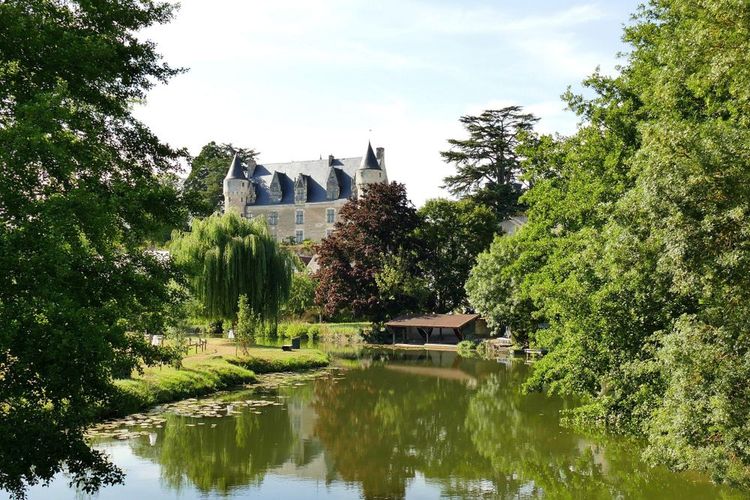 Montrésor sur les rives de la rivière Indrois