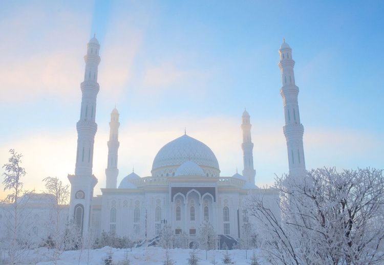 La mosquée Hazrat Sultan sous la neige dans la capitale kazakh