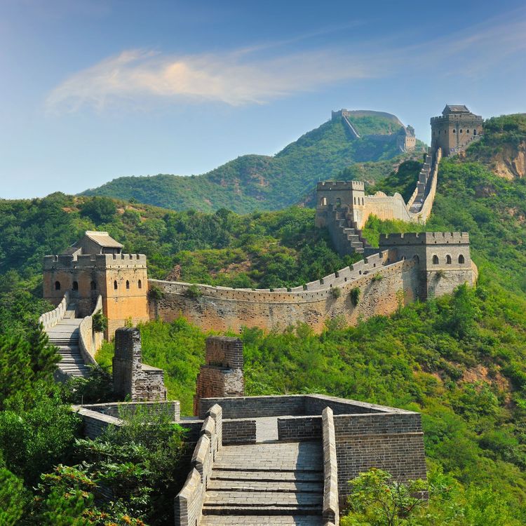 Le tracé sinueux de la Muraille de Chine entre les vallées