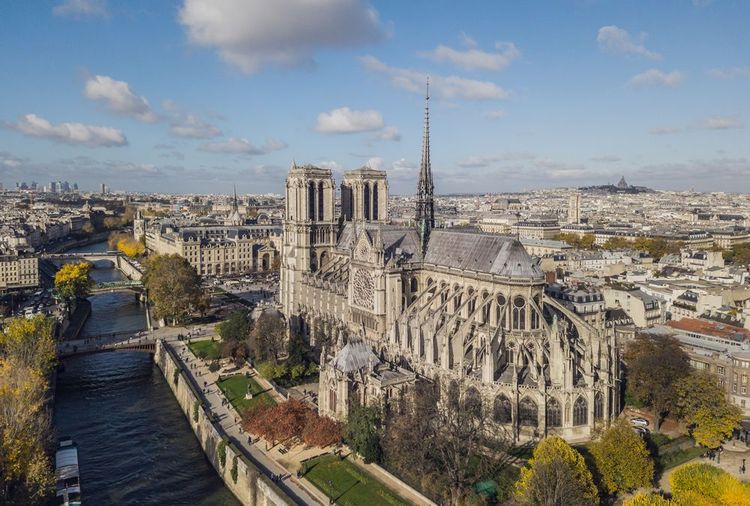 Vue aérienne de la cathédrale Notre Dame de Paris avant l'incendie de 2019