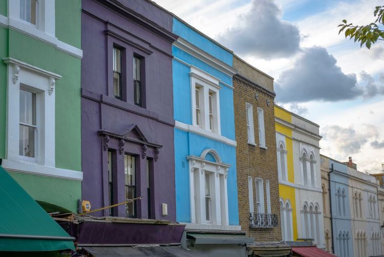 Les couleurs des maisons savent illuminer le temps maussade de la ville © Fadi Al-barghouthy/123rf