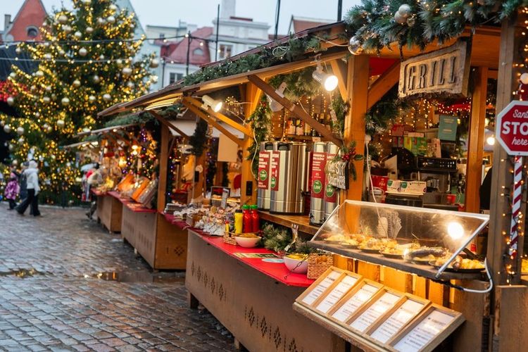 Les stands des marchés de Noël proposent de la nourriture estonienne et européenne