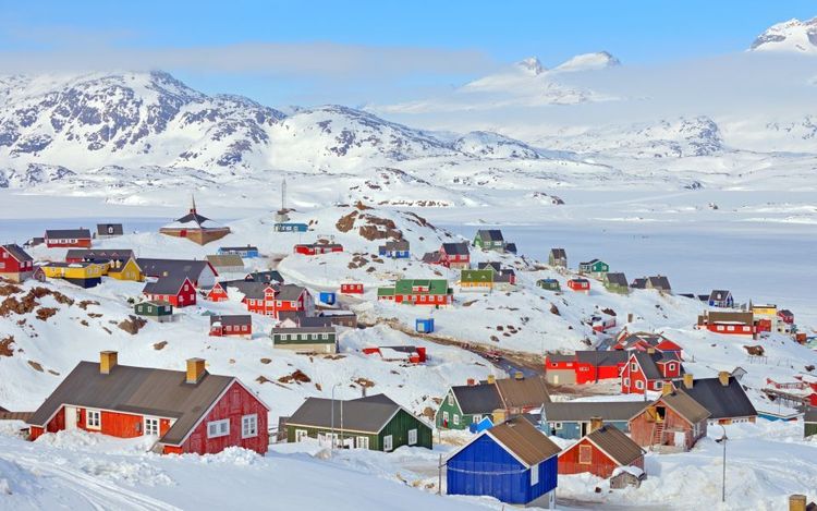 Les couleurs des maisons et le blanc de la neige se marient très bien © Vadim Nefedov/123