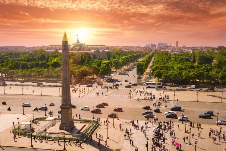 L'obélisque de la Concorde au bout des Champs Elysées