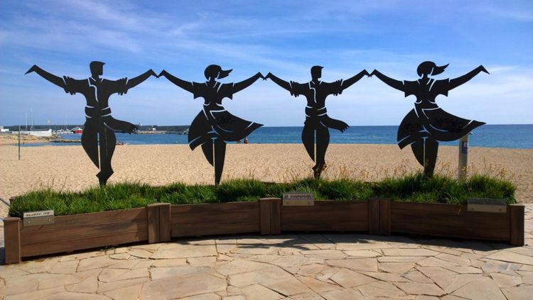 Oeuvre d'art représentant des danseurs de sardane