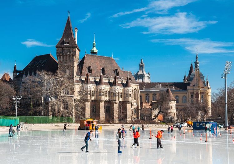 À Budapest, on peut patiner devant le château de Vajdahunyad
