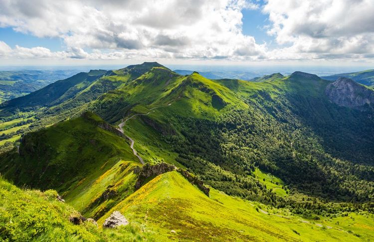 Paysage de montagnes volcaniques du Puy Mary, Massif Central, France