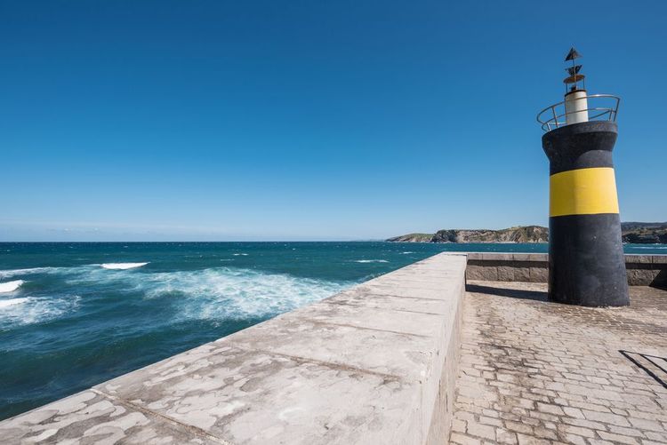 Phare de Comillas avec vue sur la mer
