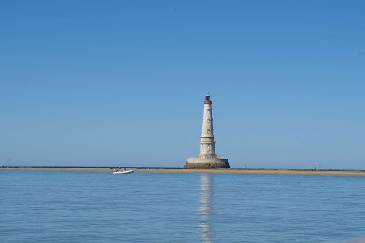 Phare de Cordoue à marée basse en Gironde