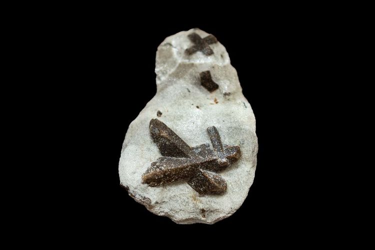Une pierre staurolite