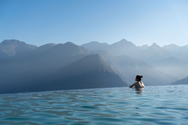 Piscine avec vue sur les montagnes
