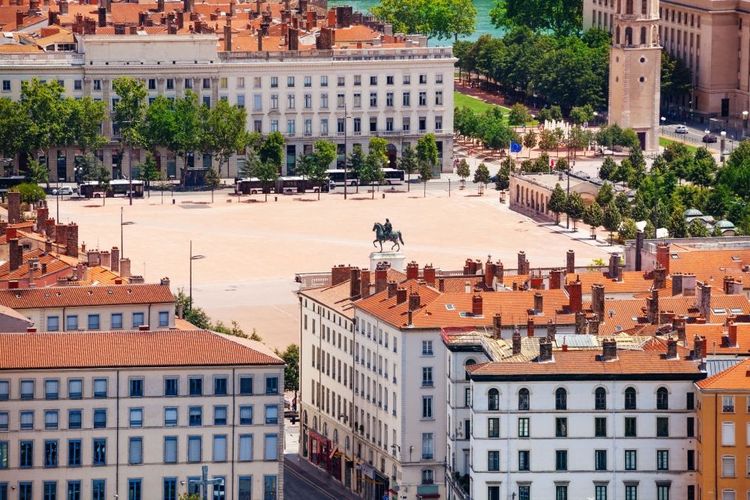 La statue de Louis XIV est visible au centre de la place Bellecour © Sergey Novikov/123RF