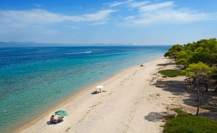 Plage avec peu de monde sur la péninsule de Kassandra. Chalcidique, mer Égée, Grèce