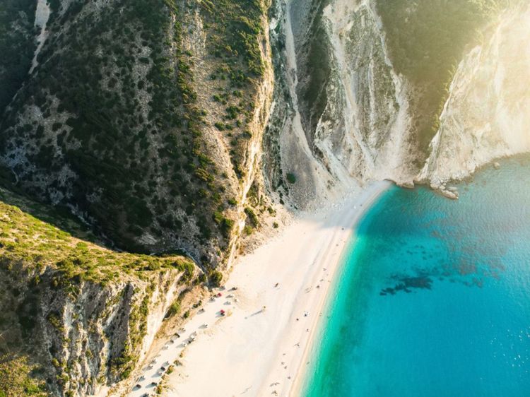 Plage de Myrtos sur l'île de Céphalonie dans les îles Ioniennes