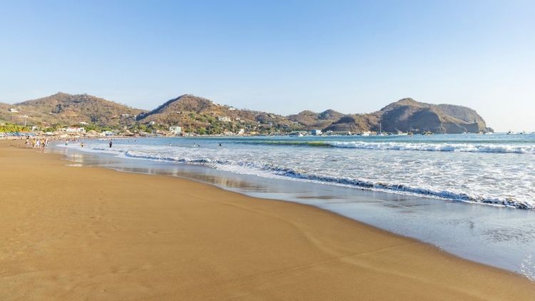 La plage de San Juan del Sur se trouve au coeur d'une magnifique baie