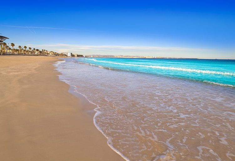 L'eau bleue de la plage de la Pineda