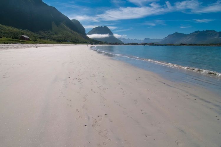 Plage de sable blanc de Flakstad Lofoten Island en Norvège
