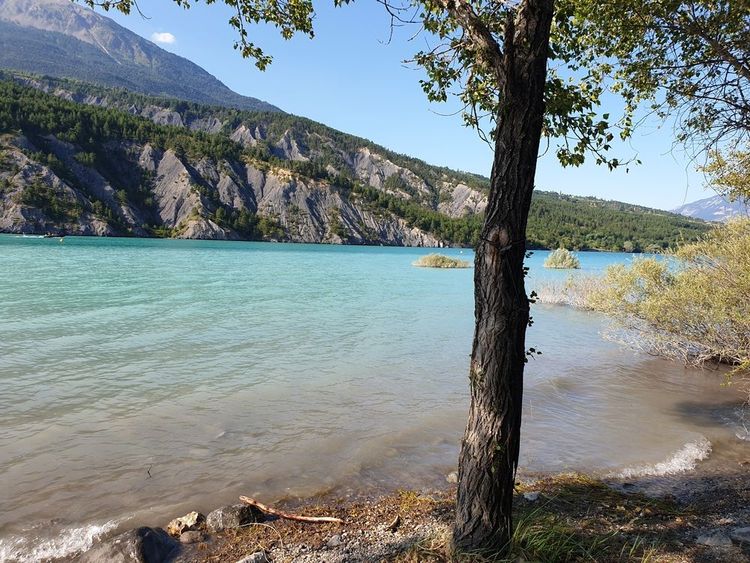 Plage sur le lac de Serre-Ponçon en montagne