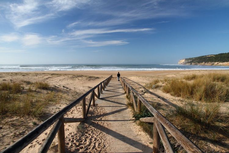 L'étendue de sable de la playa La Hierbabuena et sur la droite les falaises du parc naturel
