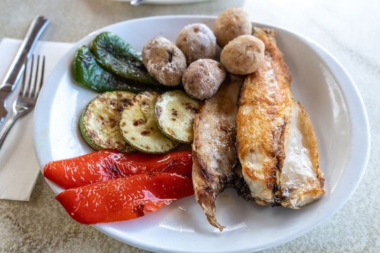 Les papas de Tenerife accompagnées de poisson et légumes grillés