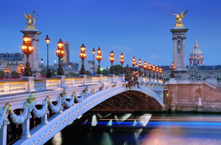 Le pont Alexandre III surplombe la Seine © nikonaft/123RF