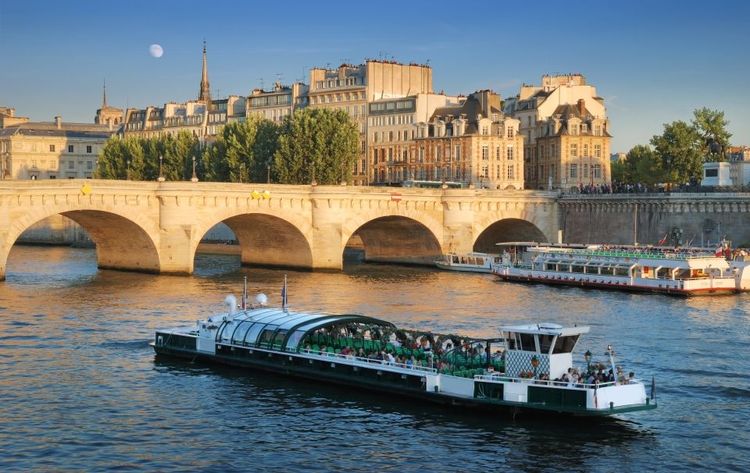 Le Pont Neuf illuminé par le soleil © nikonaft/123RF