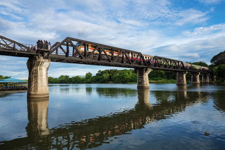 Le pont de la rivière Kwai est dynamité dans le film éponyme © Thanapol Kuptanisakorn/123RF
